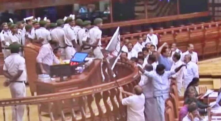  നിയമസഭയിലെ പ്രതിപക്ഷം നടത്തിയ കയ്യാങ്കളി നാല് എംഎൽഎമാർക്ക് നിയമസഭയുടെ താക്കീത്