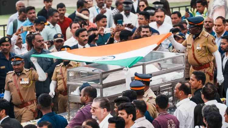  അന്തരിച്ച വ്യവസായ പ്രമുഖനും ടാറ്റ ഗ്രൂപ്പ് മുന്‍ ചെയര്‍മാനുമായ രത്തന്‍ ടാറ്റയ്ക്ക് വിടചൊല്ലി രാജ്യം