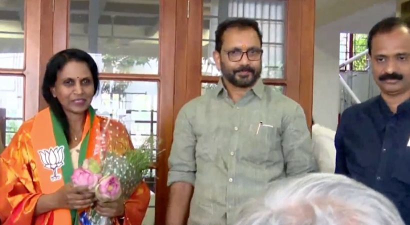  മുന്‍ ഡിജിപി ആര്‍ ശ്രീലേഖ ബിജെപിയില്‍;  കെ സുരേന്ദ്രനില്‍ നിന്നും പാര്‍ട്ടി മെമ്പര്‍ഷിപ്പ് സ്വീകരിച്ചു