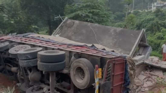  പത്തനംതിട്ടയിൽ വീടിനു മുകളിലേക്ക് ലോറി മറിഞ്ഞ് 4 പേർക്ക് പരിക്ക്