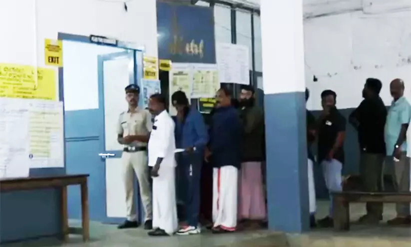  വയനാട്​ ലോക്സഭ മണ്ഡലത്തിലും ചേലക്കര നിയമസഭ മണ്ഡലത്തിലും വോട്ടെടുപ്പ് തുടങ്ങി