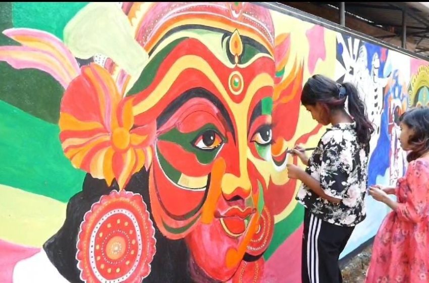  വീട്ടുമതിലിൽ വിസ്മ‌യക്കാഴ്ചയൊരുക്കി  അനന്യ പ്രകാശൻ എന്ന പ്ലസ്‌ടു വിദ്യാർത്ഥിനി