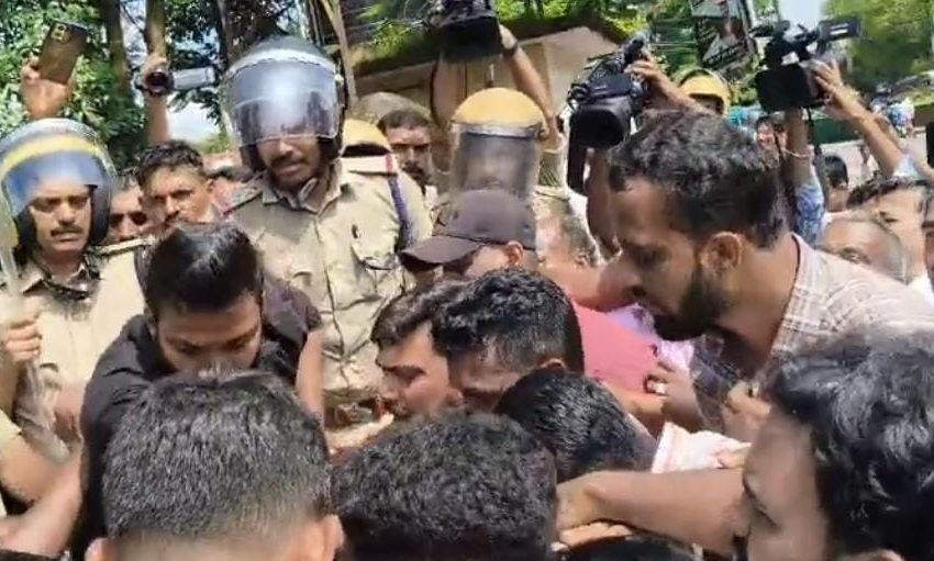  മുസ്ലിം ലീഗ് കലക്ടറേറ്റ് മാർച്ചിൽ സംഘർഷം; പൊലിസും പ്രവർത്തകരുമായി ഉന്തുംതള്ളും ഉണ്ടായി
