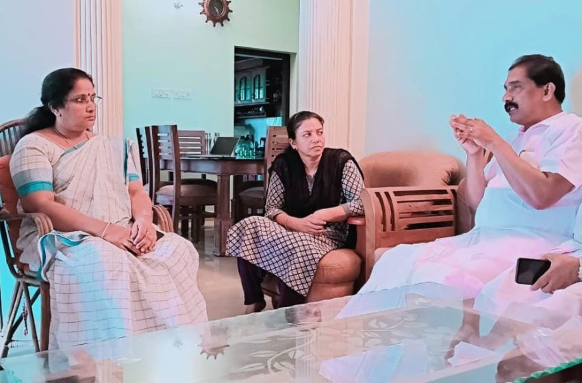  കണ്ണൂർ ഡി സി സി പ്രസിഡൻറ് അഡ്വ മാർട്ടിൻ ജോർജിൻ്റെ നേതൃത്വത്തിൽ നവീൻ ബാബുവിന്റെ വീട് സന്ദർശിച്ചു