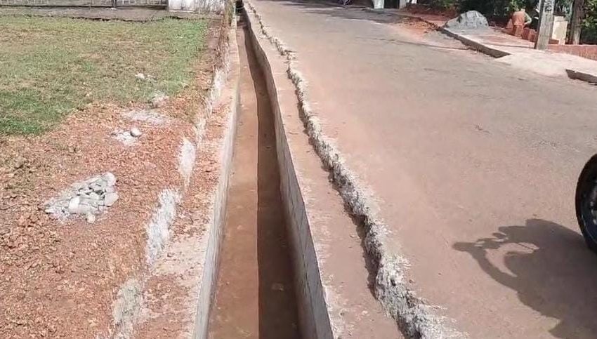  തളിപ്പറമ്പ് നഗരസഭ മന്ന തൃച്ചംബരം റോഡിൽ നിർമ്മിച്ച ഓവുചാലിൽ വെള്ളം ഒഴുകിപ്പോകാതെ കെട്ടിക്കിടക്കുന്നു