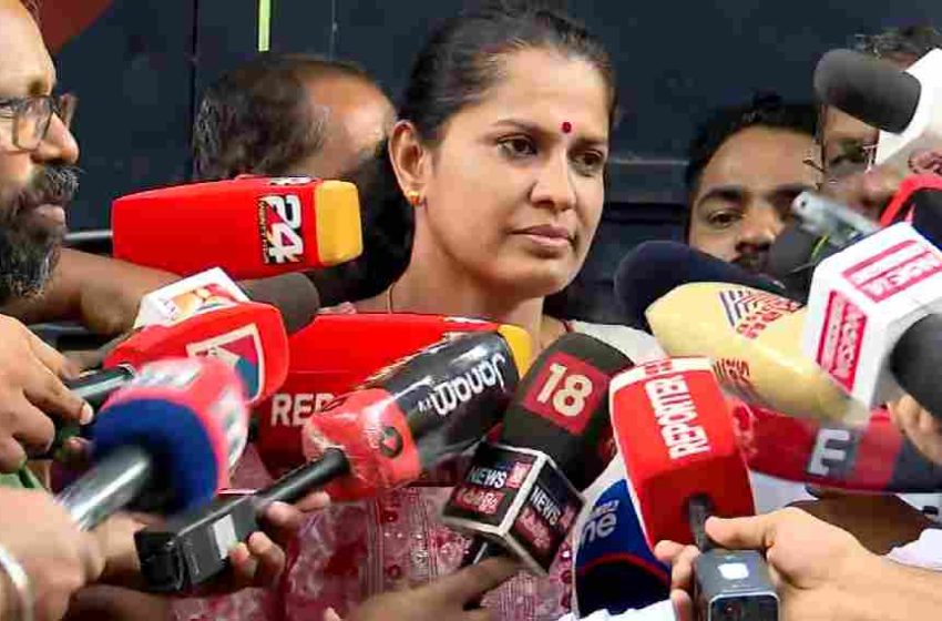  എഡിഎം നവീന്‍ ബാബുവിന്റെ  മരണവുമായി ബന്ധപ്പെട്ട കേസില്‍ ജാമ്യം ലഭിച്ച പി.പി ദിവ്യ ജയില്‍ മോചിതയായി