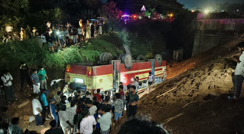  മലപ്പുറം തലപ്പാറയില്‍ കെഎസ്ആര്‍ടിസി ബസ് നിയന്ത്രണം വിട്ട് തലകീഴായി മറിഞ്ഞു; മുപ്പതോളം പേര്‍ക്ക് പരുക്ക്