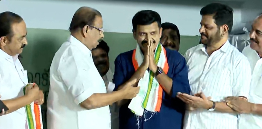  സന്ദീപ് വാര്യർ കോൺഗ്രസിൽ; പാലക്കാട് കോൺഗ്രസ് ഓഫീസിൽ എത്തിയ സന്ദീപ് വാര്യരെ ഷാൾ അണിയിച്ച് സ്വീകരിച്ച് കോൺഗ്രസ് നേതാക്കൾ