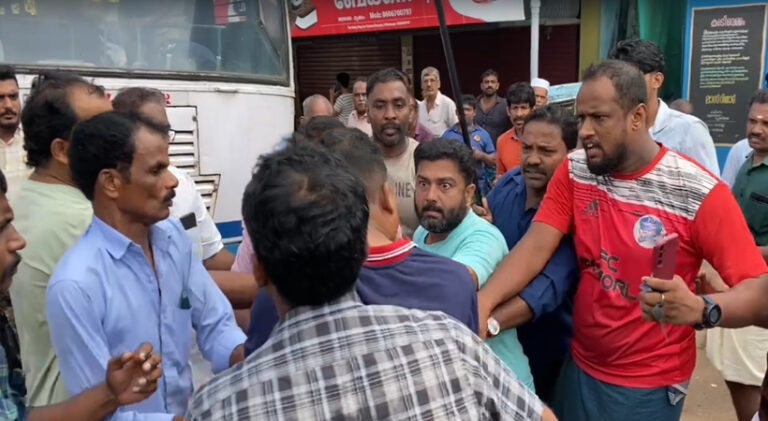  കോഴിക്കോട് കോണ്‍ഗ്രസ് ഹര്‍ത്താലിനെ തള്ളി പൊതുജനം; സ്വകാര്യ ബസുകള്‍ ഉള്‍പ്പെടെ സര്‍വീസ് നടത്തുന്നു