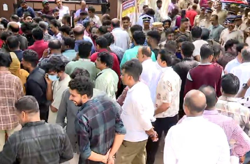  കോഴിക്കോട് ചേവായൂര്‍ സഹകരണ ബാങ്ക് തിരഞ്ഞെടുപ്പിനെ സംഘര്‍ഷം; പൊലീസ് ലാത്തിവീശി