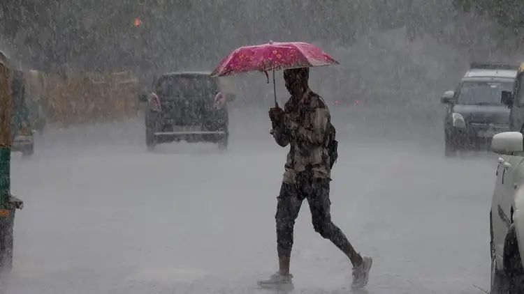  സംസ്ഥാനത്ത് ഇന്നും ഒറ്റപ്പെട്ട ശക്തമായ മഴയ്ക്ക് സാധ്യത; ഒരു ജില്ലയിലും പ്രത്യേക ജാഗ്രതാ നിർദേശം ഇല്ല