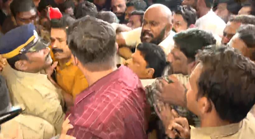  പാലക്കാാട് ഹോട്ടലിൽ പൊലീസ് നടത്തിയ റെയ്ഡ്; കോൺ​ഗ്രസ് പ്രതിഷേധത്തിലേക്ക്