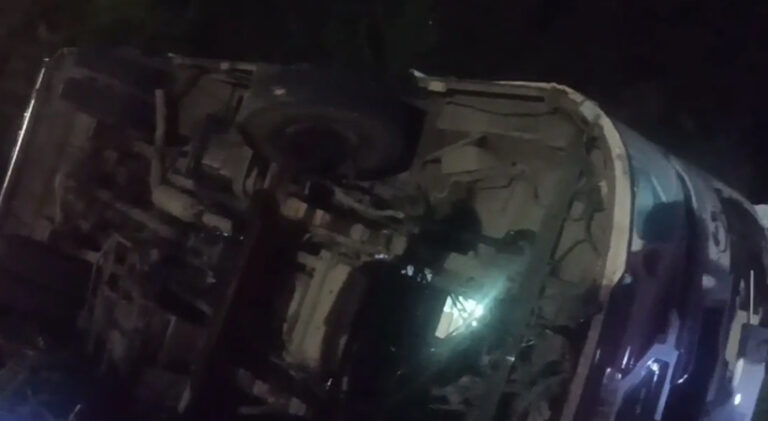  കുന്നംകുളം പാറേമ്പാടത്ത് അയ്യപ്പഭക്തർ സഞ്ചരിച്ച മിനി ബസ് മറിഞ്ഞ് അപകടം