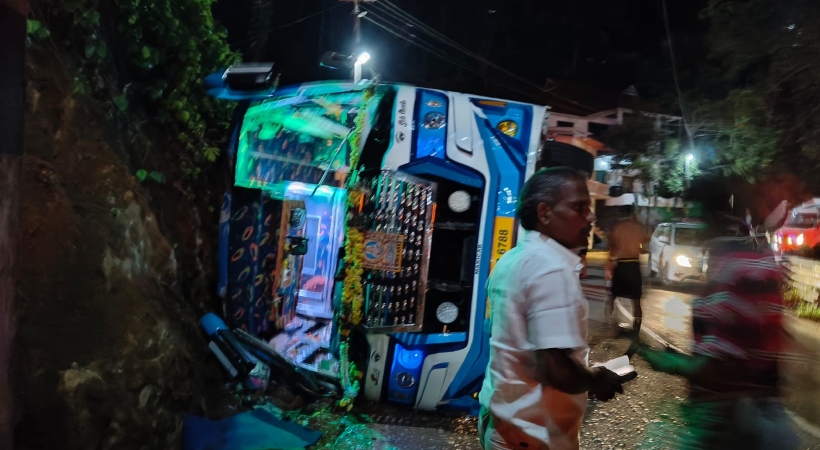  എരുമേലി അട്ടിവളവില്‍ ശബരിമല തീര്‍ത്ഥാടകരുടെ മിനി ബസ് മറിഞ്ഞു; മൂന്ന് പേര്‍ക്ക് പരിക്ക്