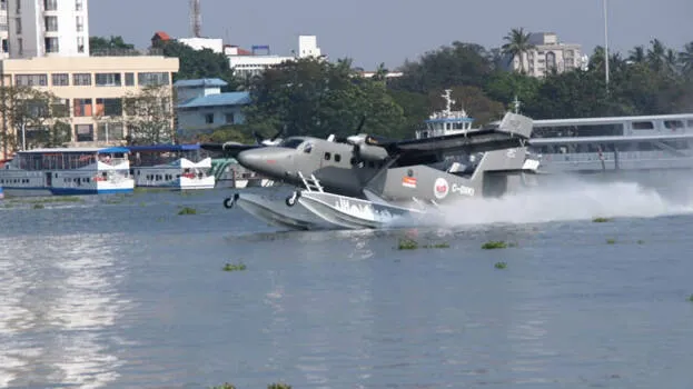  കേരളത്തിന്റെ ജലവിമാനം കൊച്ചിയിൽ പറന്നിറങ്ങി; മൂന്നുവട്ടം കായലിന് ചുറ്റും വട്ടമിട്ട് പറന്നു