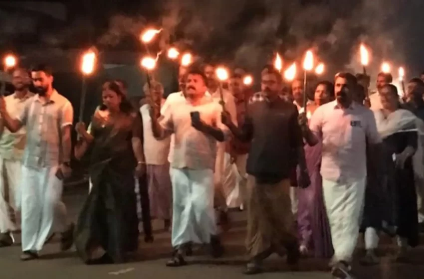  വൈദ്യുതി ചാർജ് വർധിപ്പിച്ചതിൽ പ്രതിഷേധിച്ച് യു ഡി എഫ് പ്രവർത്തകൾ പന്തം കൊളുത്തി പ്രതിഷേധ പ്രകടനം നടത്തി