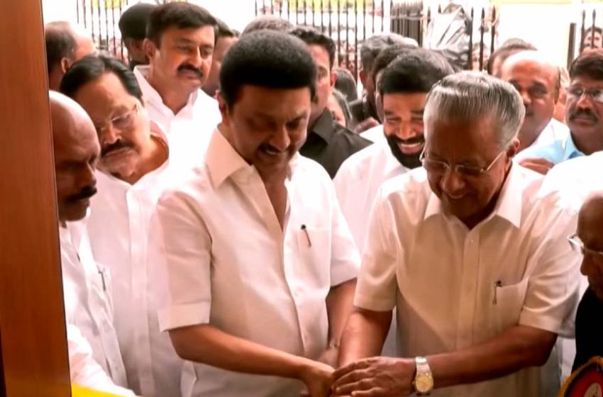  തന്തൈ പെരിയാർ സ്മാരകത്തിന്റെ ഉദ്ഘാടനം നിർവഹിച്ച് മുഖ്യമന്ത്രി പിണറായി വിജയനും തമിഴ്നാട് മുഖ്യമന്ത്രി എം കെ സ്റ്റാലിനും
