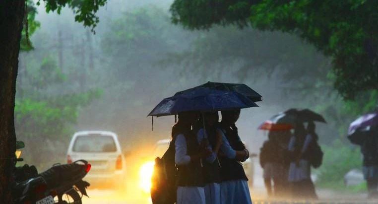  അതിശക്തമായ മഴ; നാല് ജില്ലകളിലെ വിദ്യാഭ്യാസ സ്ഥാപനങ്ങൾക്ക് ഇന്ന് അവധി പ്രഖ്യാപിച്ചു