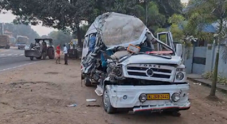  അങ്കമാലി നായത്തോട് ജംഗ്ഷന് സമീപം എംസിറോഡിൽ ട്രാവലർ തടി ലോറിയുമായി കൂട്ടിയിടിച്ചുണ്ടായ അപകടം; ഒരു മരണം