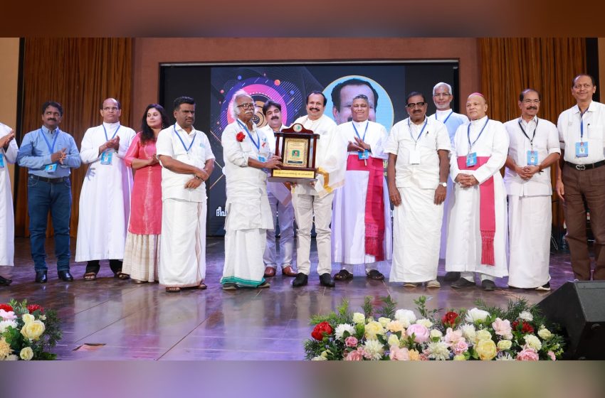  ദീപികയുടെ ഔട്ട് സ്റ്റാൻ്റിംഗ് സോഷ്യൽ ഡവലപ്പ്മെൻ്റ് അവാർഡ് കെ.സി.സി പി എൽ മാനേജിംഗ് ഡയരക്ടർ ആനക്കൈ ബാലകൃഷ്ണൻ ഏറ്റുവാങ്ങി