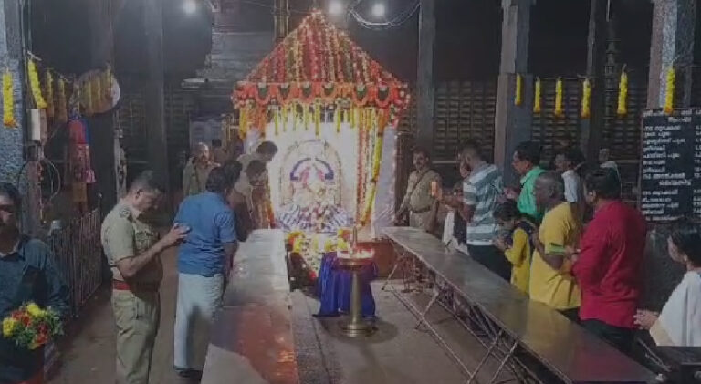  അയ്യപ്പന് മണ്ഡലപൂജയ്‌ക്ക്‌ ചാര്‍ത്തുന്ന തങ്കഅങ്കിയും വഹിച്ചുള്ള രഥഘോഷയാത്ര ഇന്ന് ആറന്മുള പാർത്ഥസാരഥി ക്ഷേത്രത്തിൽ നിന്ന് പുറപ്പെടും