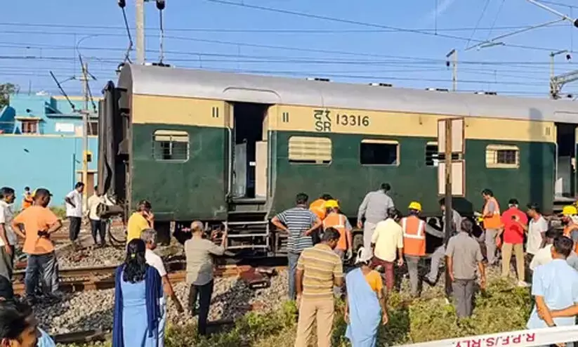 പുതുച്ചേരിയിലേക്ക് യാത്രതിരിച്ച ട്രെയിനിന്റെ അഞ്ച് കോച്ചുകൾ പാളംതെറ്റി