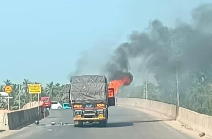  കണ്ണൂർ ചാലയിൽ പ്ലൈവുഡ് കയറ്റി പോവുകയായിരുന്ന ലോറിക്ക് തീപിടിച്ചു