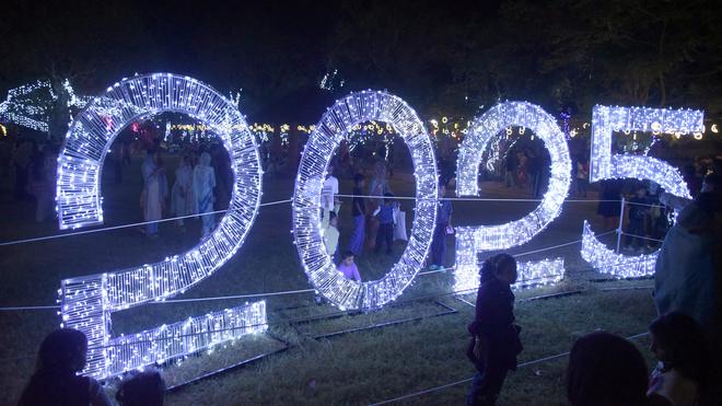  പുത്തന്‍ പ്രതീക്ഷകളുമായി രാജ്യത്ത് 2025 പുതുവർഷം പിറന്നു; പുതുവർഷത്തെ വരവേറ്റ് കേരളം