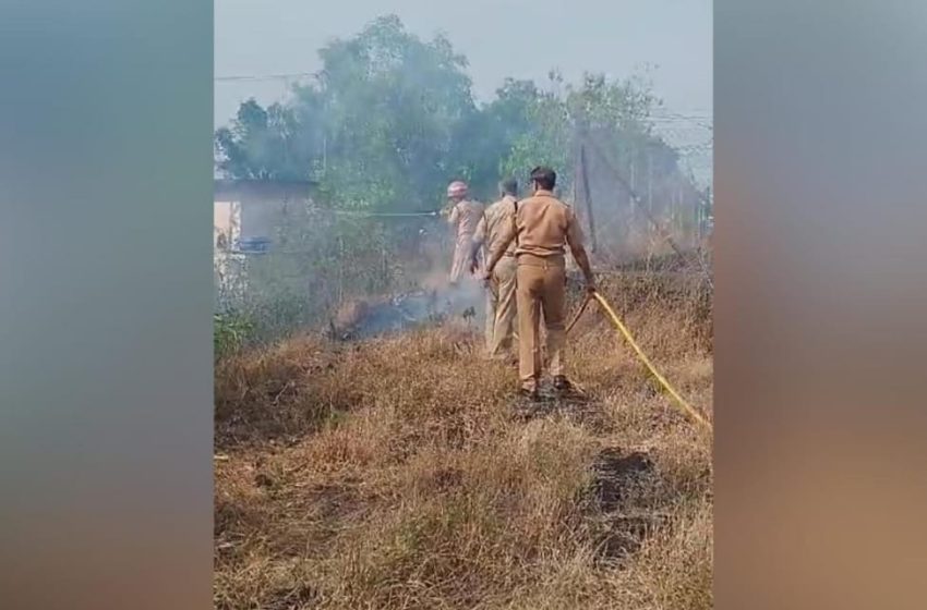  കണ്ണപുരം കീഴറ കാരക്കുന്നിൽ തീപിടുത്തം;  കാരക്കുന്ന്‌  ജപ്പാൻ വാട്ടർ ടാങ്കിന് സമീപമാണ് തീപിടുത്തം ഉണ്ടായത്