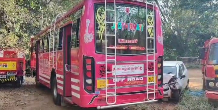  മട്ടന്നൂർ പത്തൊൻമ്പതാം മൈലിൽ സ്വകാര്യ ബസിടിച്ച് അപകടം; കാൽനട യാത്രക്കാരി മരിച്ചു