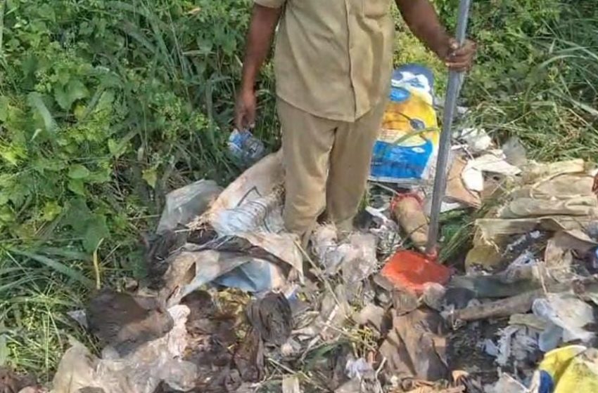  അനധികൃതമായി മാലിന്യം ശേഖരിച്ച് പറമ്പിൽ  തള്ളിയതിന് എൻഫോഴ്സ്മെന്റ് സ്ക്വാഡ് പിഴ ചുമത്തി