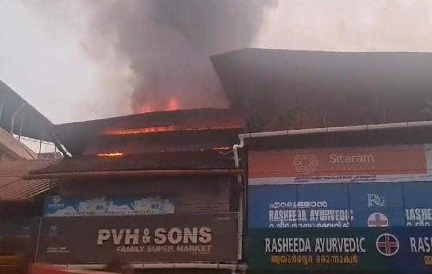  ചെറുകുന്ന് തറ ടൗണിൽ വ്യാപാരസ്ഥാപനങ്ങളിൽ തീപിടുത്തം