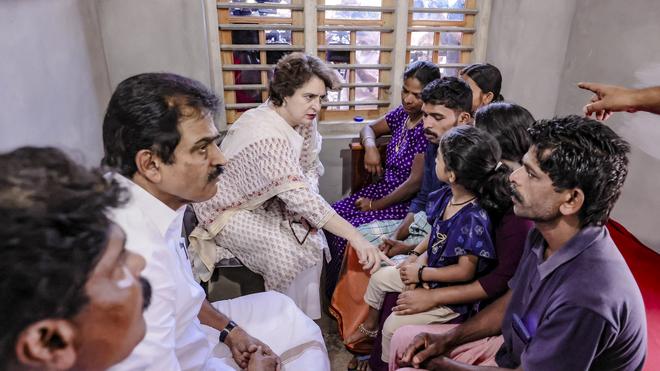  ആത്മഹത്യ ചെയ്ത ഡിസിസി ട്രഷറര്‍ എന്‍എം വിജയന്റെ കുടുംബത്തെ കണ്ട് പ്രിയങ്ക ഗാന്ധി