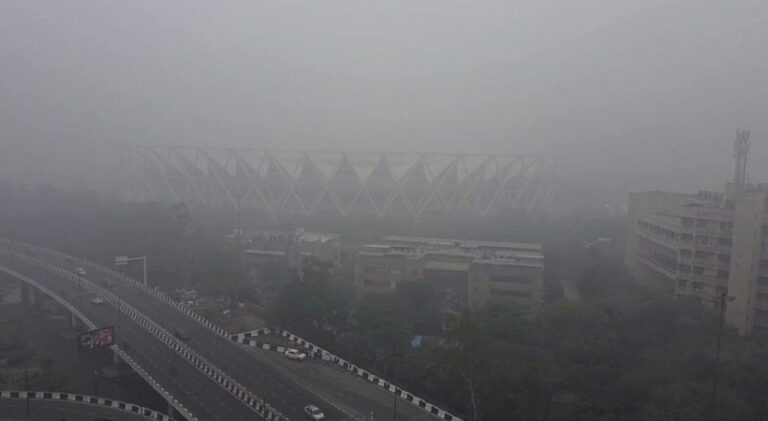  ദില്ലിയിലെ അതിശൈത്യം മാറ്റമില്ലാതെ തുടരുന്നു; മഞ്ഞിനൊപ്പം തണുപ്പ് കൂട്ടി മ‍ഴയും