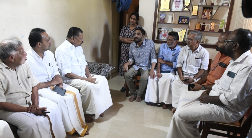  ആത്മഹത്യ ചെയ്ത വയനാട് ഡിസിസി ട്രഷറര്‍ എന്‍എം വിജയന്റെ വീട്ടിലെത്തി സിപിഐഎം സംസ്ഥാന സെക്രട്ടറി എം വി ഗോവിന്ദന്‍ മാസ്റ്റർ