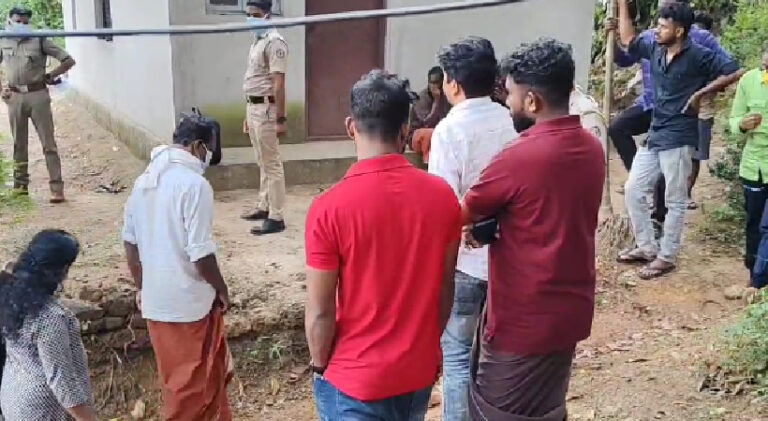  തിരുവനന്തപുരത്ത് വീട്ടുനുള്ളിൽ അഞ്ച് ദിവസം പഴക്കമുള്ള മൃതദേഹം കണ്ടെത്തി