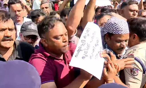  മുണ്ടക്കൈ ചൂരൽമല പുനരധിവാസം വൈകുന്നു; ദുരന്ത ബാധിതരുടെ പ്രതിഷേധത്തിൽ സംഘർഷം