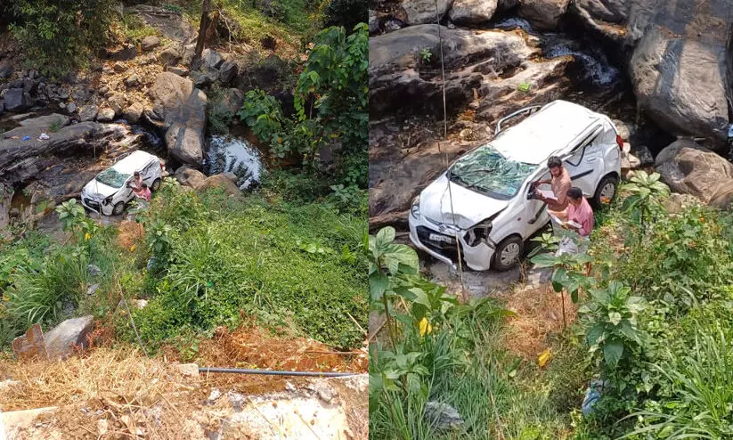  തുഷാരഗിരി റോഡിൽ ചിപ്പിലിത്തോട് പാലത്തിന് താഴെ കാർ തോട്ടിലേക്ക് മറിഞ്ഞ് അപകടം