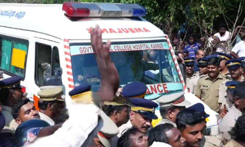  ആ​ദി​വാ​സി ദ​മ്പ​തി​ക​ളെ കാ​ട്ടാ​ന ച​വി​ട്ടി​യ​ര​ച്ച സം​ഭ​വ​ത്തി​ൽ ആ​റ​ളം ഫാ​മി​ൽ അ​ണ​പൊ​ട്ടി പ്ര​തി​ഷേ​ധം