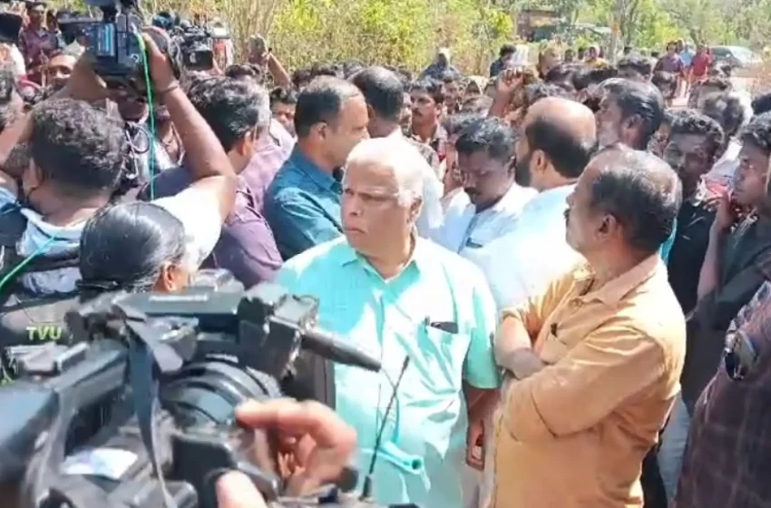  ആറളം ഫാമിൽ രാഷ്ട്രീയക്കാർക്ക് വിലക്ക്; രാഷ്ട്രീയപാർട്ടി നേതാക്കളെ വഴിയിൽ ജനം