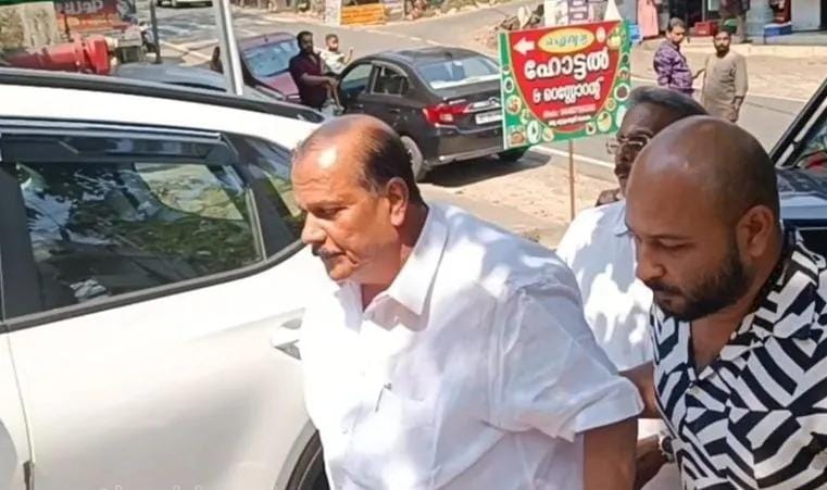  ചാനൽ ചർച്ചയ്ക്കിടെ മതവിദ്വേഷ പരാമർശം നടത്തിയ കേസിൽ ബിജെപി നേതാവ് പി സി ജോർജ് കീഴടങ്ങി
