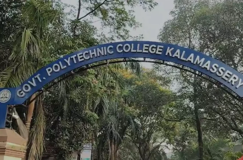  കളമശ്ശേരി പോളിടെക്നിക് ഹോസ്റ്റലിൽ കഞ്ചാവ് വേട്ട; കോളജ് ഹോസ്റ്റലിൽ നിന്ന് 2 കിലോ കഞ്ചാവും മദ്യവും പിടികൂടി