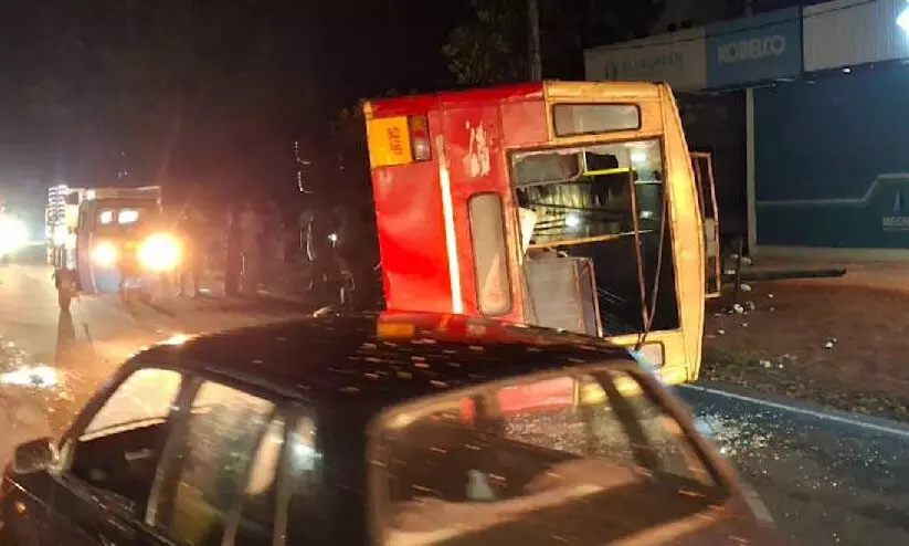  കോഴിക്കോട് മുക്കം മണാശ്ശേരിയിൽ കെ.എസ്‌.ആർ.ടി.സി ഫാസ്റ്റ് പാസഞ്ചർ ബസ്‌ മറിഞ്ഞു; 15 പേർക്ക്‌ പരിക്കേറ്റു