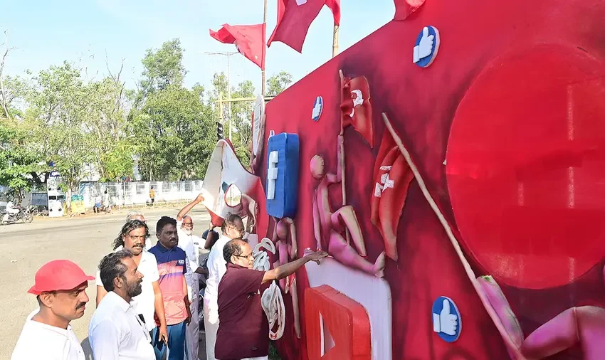  സംസ്ഥാനസമ്മേളനം കഴിഞ്ഞ്‌ 24 മണിക്കൂർ തികയുംമുമ്പ്‌ കൊല്ലം നഗരം ക്ലീനാക്കി സിപിഐ എം പ്രവർത്തകർ