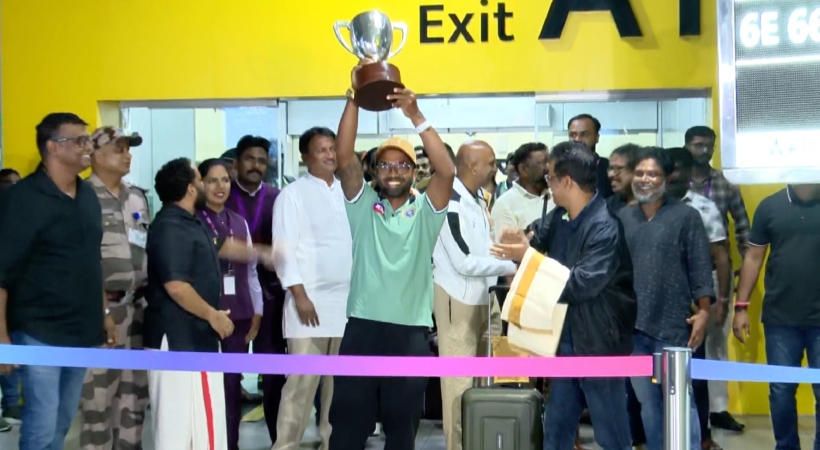  കേരള ടീമിന് ഉജ്ജ്വല വരവേല്‍പ്പ്; രഞ്ജി ട്രോഫി ക്രിക്കറ്റില്‍ റണ്ണറപ്പായ കേരള ടീം തിരുവനന്തപുരത്ത് തിരിച്ചെത്തി