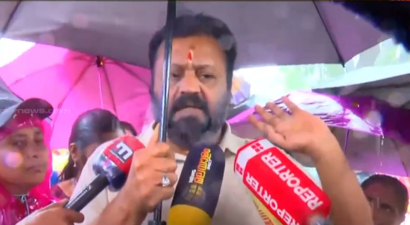  ആശ വര്‍ക്കേഴ്‌സിന്റെ സമരവേദിയിലെത്തി സുരേഷ് ഗോപി എംപി; റെയ്ന്‍കോട്ടുകളും കുടകളും അദ്ദേഹം നല്‍കി