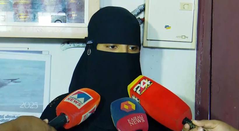  കാസര്‍ഗോഡ് കാഞ്ഞങ്ങാട് വാട്‌സ്ആപ്പിലൂടെ മുത്തലാഖ് ചൊല്ലിയെന്ന പരാതിയില്‍ കോടതിയെ സമീപിച്ച് യുവതി