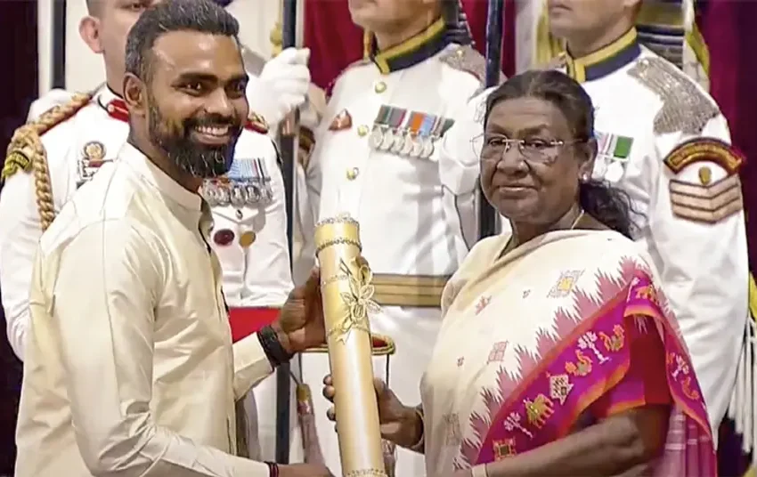 ഇന്ത്യയുടെ ഹോക്കി ഗോൾകീപ്പറായിരുന്ന മലയാളി പി ആർ ശ്രീജേഷ്‌ പത്മഭൂഷൺ പുരസ്‌കാരം ഏറ്റുവാങ്ങി