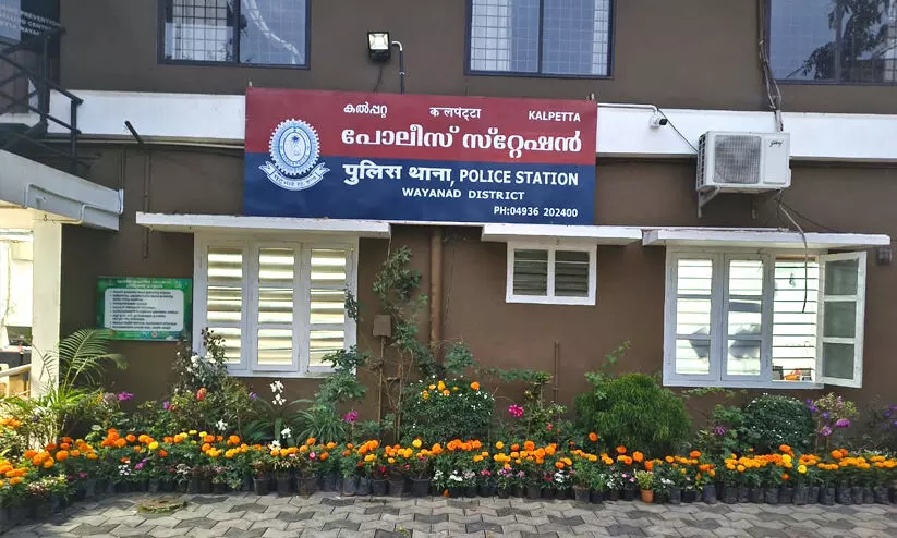  കല്‍പറ്റ പൊലീസ് സ്‌റ്റേഷനിൽ 18കാരന്‍ തൂങ്ങി മരിച്ച നിലയിൽ; മൃതദേഹം ആശുപത്രിയിലേക്ക് മാറ്റി