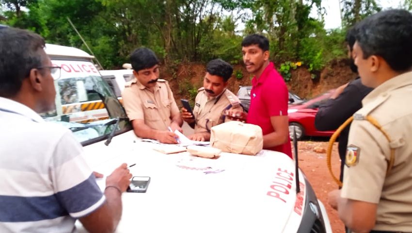  കൂത്തുപറമ്പ് മാങ്ങാട്ടിടം കരിയിൽ  പൊലീസ് നടത്തിയ പരിശോധനയിൽ രണ്ടര കിലോയോളം കഞ്ചാവ് പിടികൂടി
